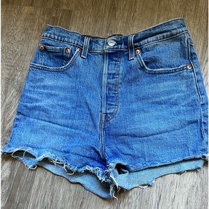 Levi’s Ribcage High-rise Denim Raw Hem Shorts. Size 28 Medium Wash